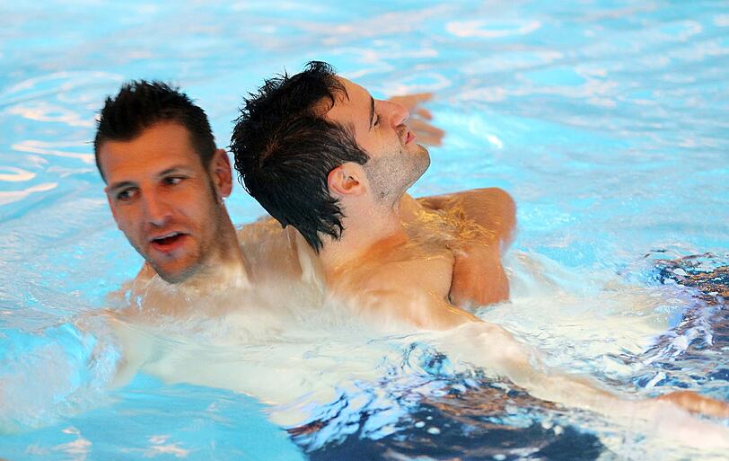 Die Sechzger plantschen in Belek im Pool.