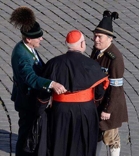 Erzbischof Marx unterhält sich vor dem Beginn der letzten Generalaudienz von Papst Benedikt XIV. mit dem Gebirgsschützen Karl Steininger (r.), während ein dritter Gesprächspartner sein Gewand richtet.