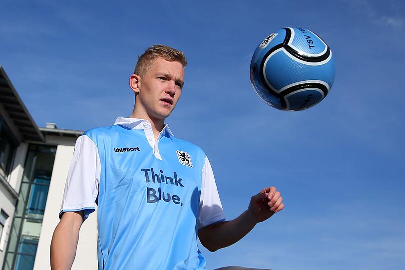 Hier wird Jannik Bandowski am Trainingsgelände des TSV 1860 vorgestellt.