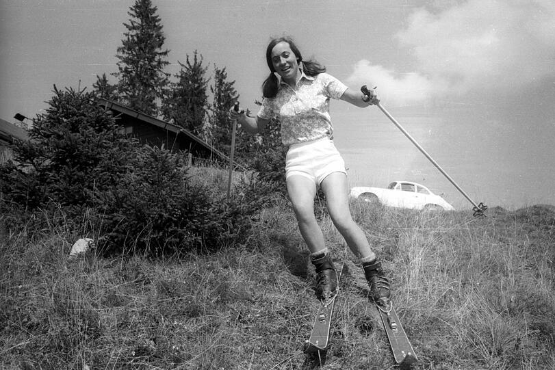 Nicht nur zur Sommerzeit, nein, auch im Winter, wenn es schneit: die spätere Doppel-Olympiasiegerin Rosi Mittermaier 1969 im eher ungewohnten Ski-Outfit. Wenig später gehörte die berüchtigte Drahtzug-Bindung der Vergangenheit an.