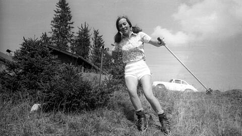 Nicht nur zur Sommerzeit, nein, auch im Winter, wenn es schneit: die spätere Doppel-Olympiasiegerin Rosi Mittermaier 1969 im eher ungewohnten Ski-Outfit. Wenig später gehörte die berüchtigte Drahtzug-Bindung der Vergangenheit an.