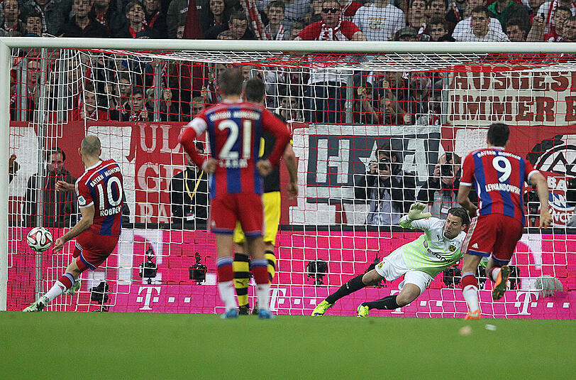 Gleich schlägt's ein: Arjen Robben verwandelt den Foulelfmeter zum 2:1-Sieg am 1. November 2014 in der Allianz Arena.