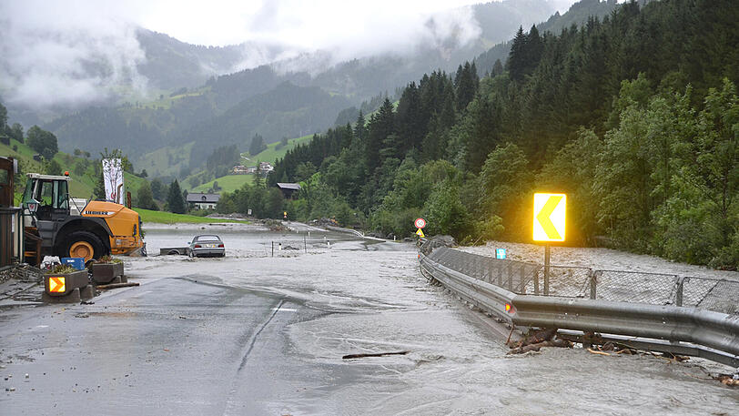 Große Schäden: Sintflutartige Regenfälle hatten das bei Urlaubern beliebte Großarltal von der Umwelt abgeschnitten.