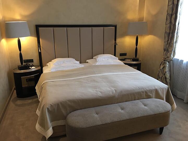 Ein Zimmer im Fünf-Sterne-Hotel Bayerischer Hof in München.