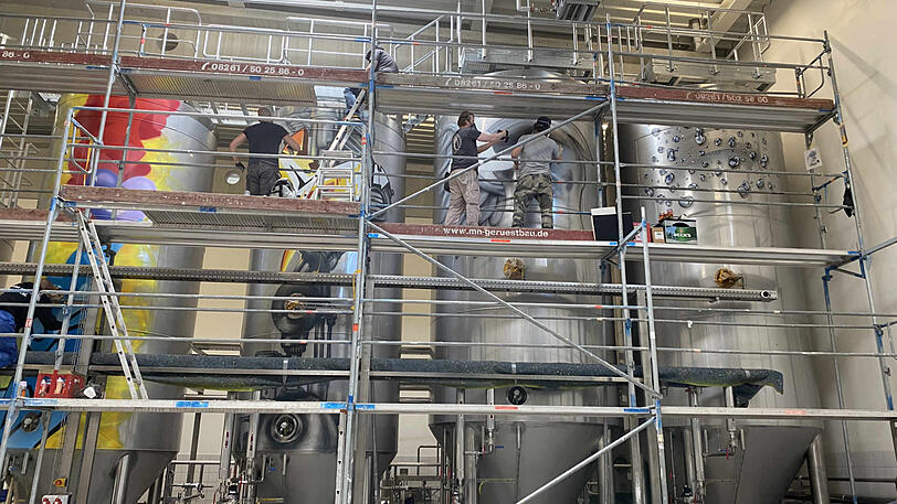 Bei Giesinger Bräu wird's bunt. Graffiti-Künstler dürfen die Tanks in der neuen Brauerei verschönern.