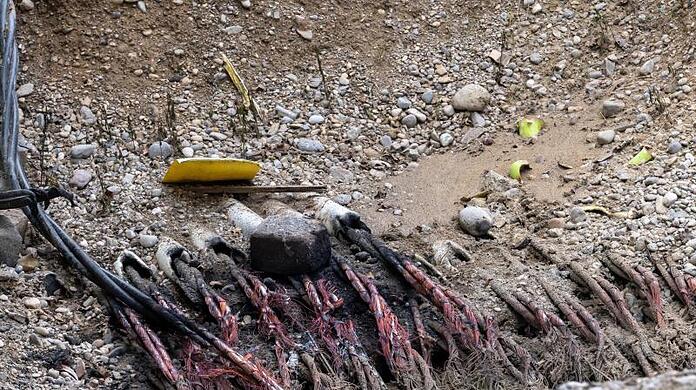 Unfall oder Absicht? Verschmorte Kabel auf der Baustelle in Haidhausen.