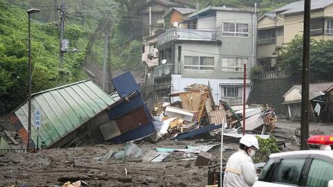 Eine Straße im japanischen Atami ist nach starkem Regen mit Schlamm, Geröll und Trümmern bedeckt.
