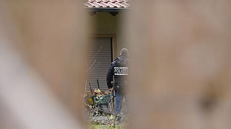 In Hattenhofen in Baden-Württemberg ist ein FDP-Kommunalpolitiker durch mehrere Schüsse verletzt worden.