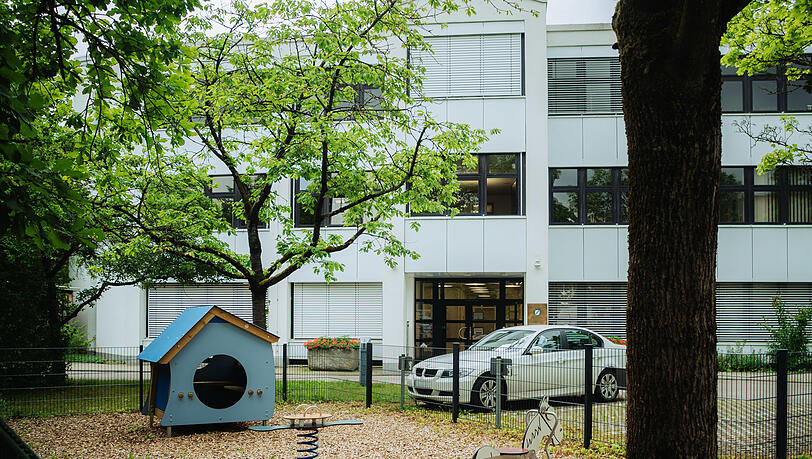 Dieser Mini-Spielplatz vor dem Rathaus in Aschheim hat Cervenys Club-Pläne scheitern lassen. Dieser Mini-Spielplatz vor dem Rathaus in Aschheim hat Cervenys Club-Pläne scheitern lassen.