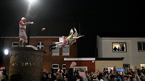 Der H&ouml;hepunkt des Klaasohm-Fests auf Borkum ist das Springen der Klaasohms von einer S&auml;ule in die Menschenmenge.