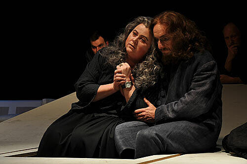 Passionierte Laien: Jesus (Wolfgang Steger) und Maria (Carola-Rosemarie Böhme) bei der Probe &ndash; erkennbar an der Armbanduhr.