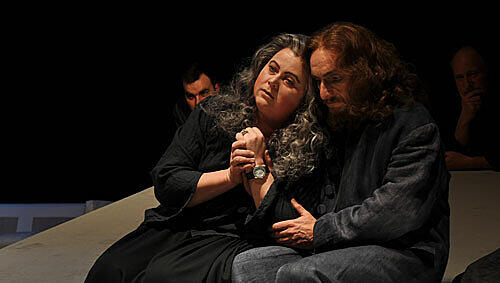 Passionierte Laien: Jesus (Wolfgang Steger) und Maria (Carola-Rosemarie Böhme) bei der Probe – erkennbar an der Armbanduhr. Passionierte Laien: Jesus (Wolfgang Steger) und Maria (Carola-Rosemarie Böhme) bei der Probe – erkennbar an der Armbanduhr.