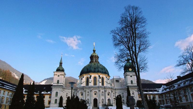 Im oberbayrischen Benediktinerkloster Ettal finden erste Dialoge mit den Opfern statt.