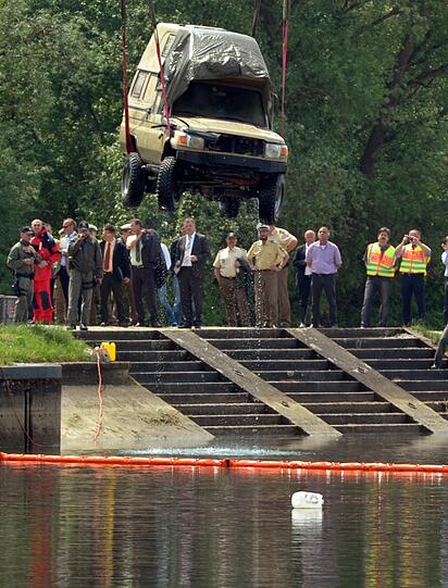 Hier zieht die Polizei das Wohnmobil des vermissten Ehepaares aus der Donau.
