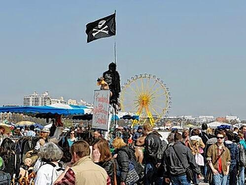 Eine Piratenflagge als Eye-Catcher: Auffallen ist Regel Nummer 1 auf dem Flohmarkt.