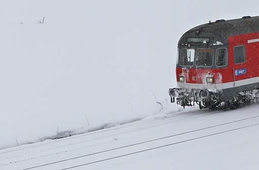 Eine Bahnstrecke musste komplett gesperrt werden. (Symbolbild)