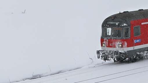 Eine Bahnstrecke musste komplett gesperrt werden. (Symbolbild) Eine Bahnstrecke musste komplett gesperrt werden. (Symbolbild)