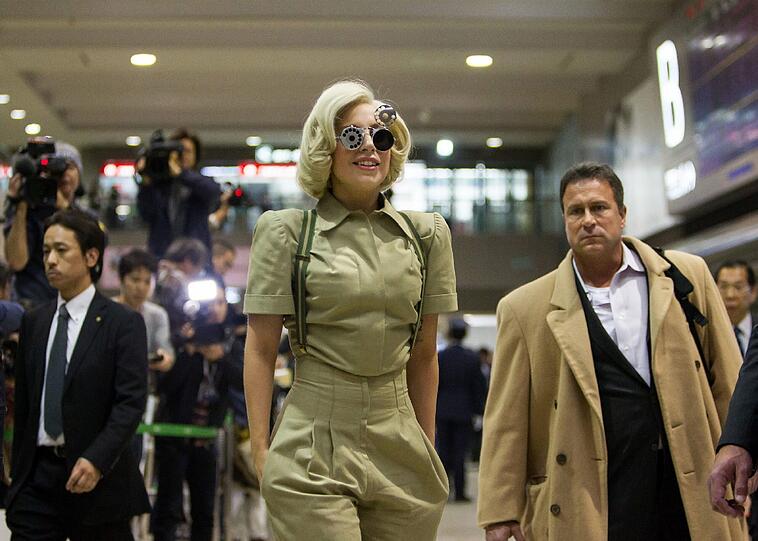 Lady Gaga bei ihrer Ankunft in Tokio