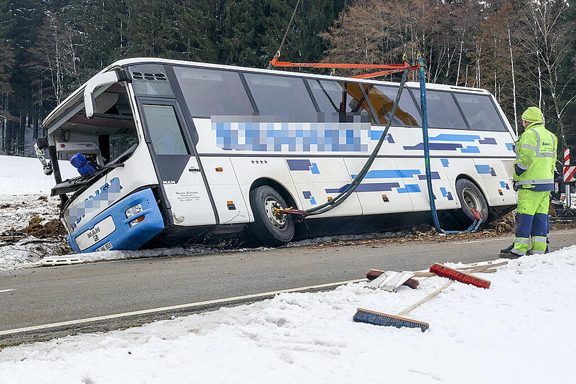 Ein beschädigter Schulbus steht am 04. März 2016 nahe Wiesenfelden (Bayern) im Straßengraben. Nach einem Unfall mit dem Bus sind 27 Kinder und der Busfahrer ins Krankenhaus gebracht worden.
