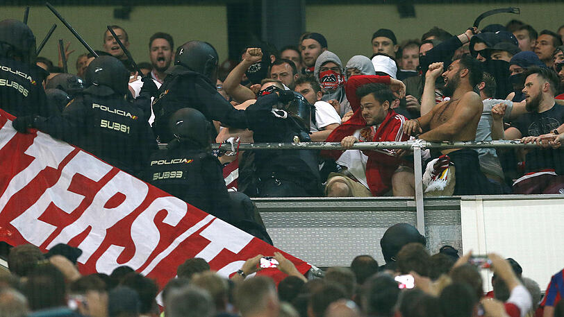 Harter Einsatz: Spanische Beamte prügeln auf Bayern-Fans ein.