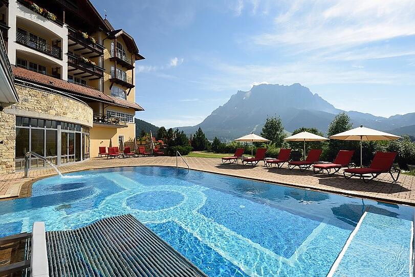 Der große Außenpool von Hotel Post in Lermoos.
