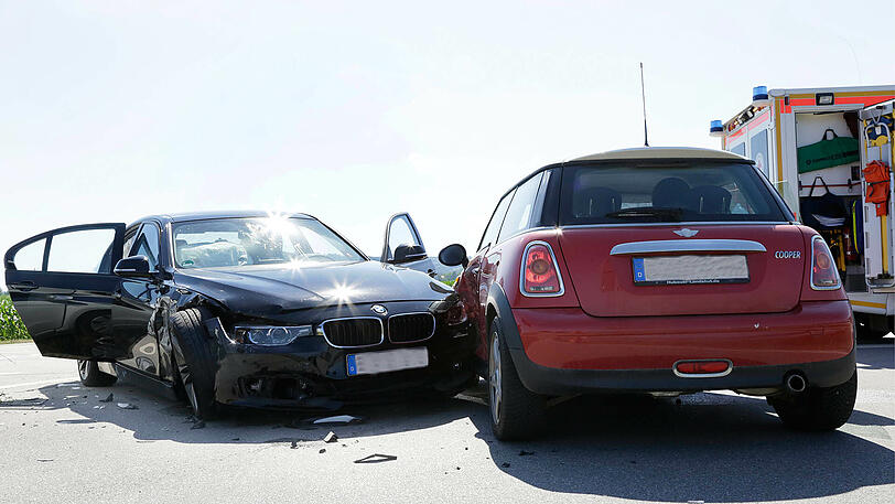 Zwei Personen wurden leicht verletzt, drei Fahrzeuge beschädigt: Die Bilder vom Unfallort.