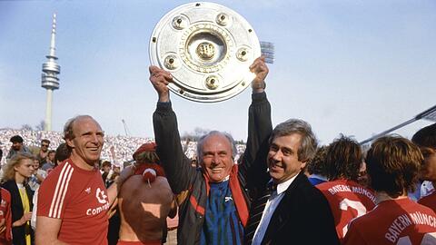 Udo Lattek mit der Schale und Präsident Fritz Scherer.