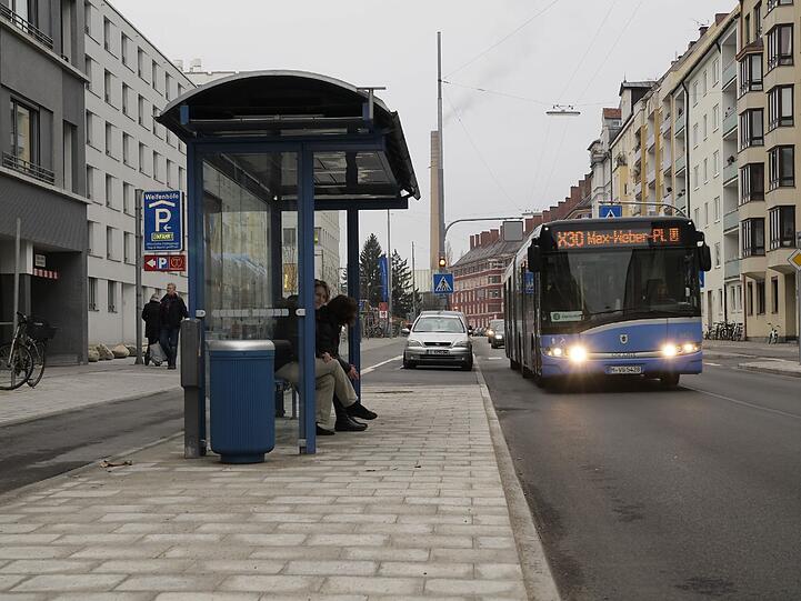Der Bus kommt näher....und rauscht an der Haltestelle einfach vorbei. Foto: ho
