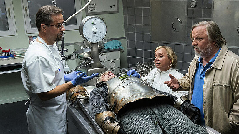 "Tatort: Es lebe der König!" (v.l.): Prof. Karl-Friedrich Boerne (Jan Josef Liefers), Silke Haller (ChrisTine Urspruch) und Kommissar Frank Thiel (Axel Prahl) am Seziertisch.