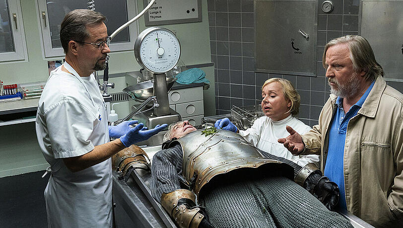 "Tatort: Es lebe der König!" (v.l.): Prof. Karl-Friedrich Boerne (Jan Josef Liefers), Silke Haller (ChrisTine Urspruch) und Kommissar Frank Thiel (Axel Prahl) am Seziertisch. "Tatort: Es lebe der König!" (v.l.): Prof. Karl-Friedrich Boerne (Jan Josef Liefers), Silke Haller (ChrisTine Urspruch) und Kommissar Frank Thiel (Axel Prahl) am Seziertisch.