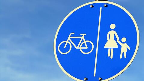In München kam es zu einem Unfall zwischen einem Radfahrer und einem 15-Jährigen. (Symbolbild)