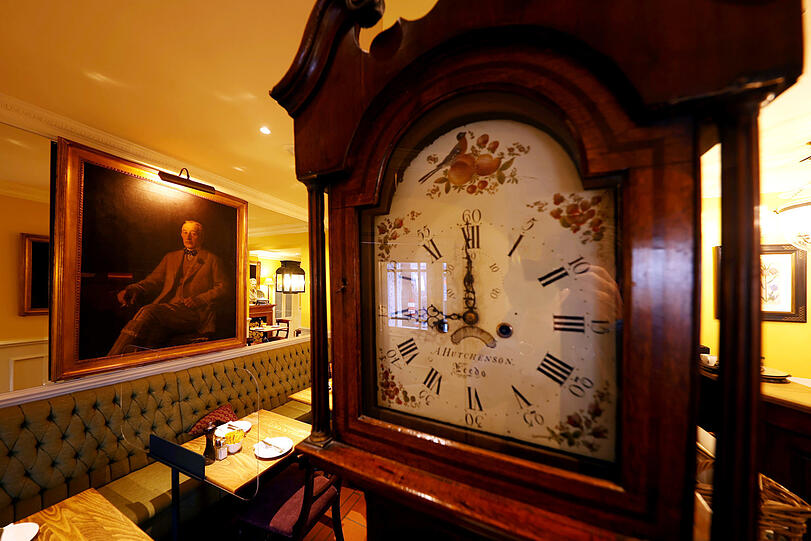 Die Standuhr läuft nach Münchner Zeit.