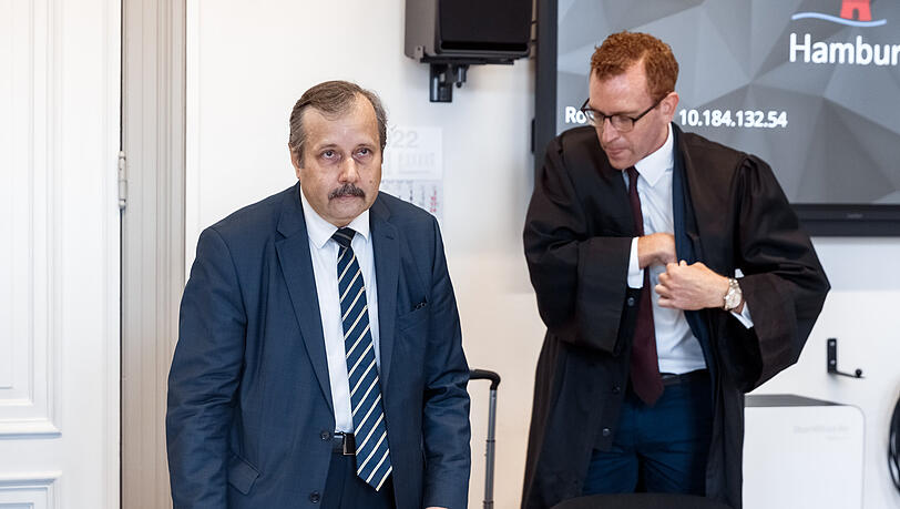 Der Physiker Roland Wiesendanger (l.) vor der mündlichen Verhandlung im Streit um den Ursprung des Coronavirus zwischen ihm und dem Virologen Drosten neben seinem Anwalt Lucas Brost. Der Physiker Roland Wiesendanger (l.) vor der mündlichen Verhandlung im Streit um den Ursprung des Coronavirus zwischen ihm und dem Virologen Drosten neben seinem Anwalt Lucas Brost.