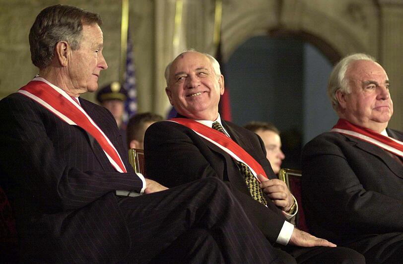 Der frühere US-Präsident George Bush (l-r), Michail Gorbatschow und der ehemalige Bundeskanzler Helmut Kohl sitzen bei der Verleihung des "Order of White Lio" 1999 im Prager Schloss nebeneinander.