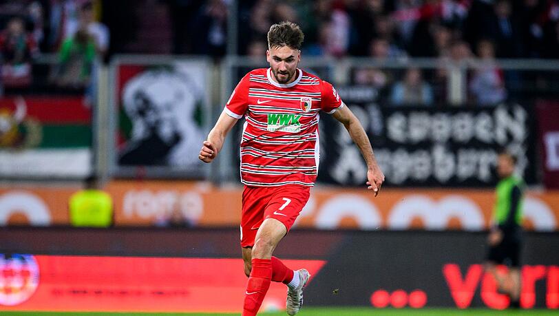 Augsburgs Dion Beljo in Aktion.