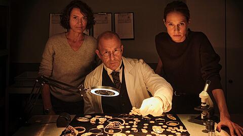 "Tatort: Gold": Hauptkommissarin Lena Odenthal (Ulrike Folkerts, li.) und Kollegin Johanna Stern (Lisa Bitter) auf der Jagd nach dem Nibelungen-Gold. Mittendrin: Stargast Heino Ferch als Museums-Direktor Dr. Albert Dürr.