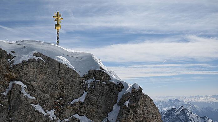 Ein Mann stirbt nach einem Blitzeinschlag auf der Zugspitze. (Symbolbild)