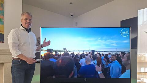 Produktmanager Alexander Paul präsentiert den neuen 83-Zoll-Fernseher der OLED-Reihe "Stellar", der zum Weihnachtsgeschäft auf dem Markt erscheinen soll.