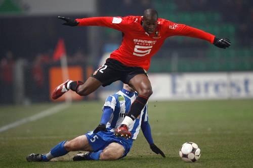 Dynamisch, kraftvoll, durchsetzungsstark: Den Bayern ist Verteidiger Rod Fanni (oben) von Stade Rennes positiv aufgefallen.