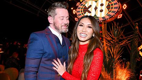 Macaulay Culkin kann auch nach acht Beziehungsjahren offensichtlich nicht die Augen von seiner Verlobten Brenda Song lassen.