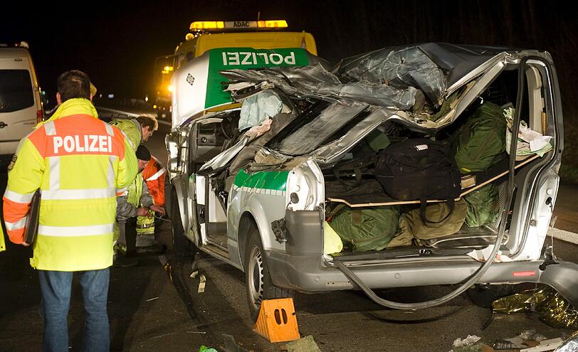 Horror-Unfall bei Wertheim: Ein Lkw ist auf einen Polizeibus geprallt. Zwei Beamte kamen dabei ums Leben. Die Bilder.