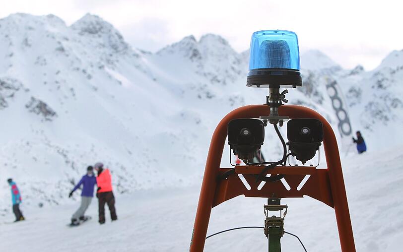 Immer wieder kommt so ein Motorschlitten der Bergwacht zum Einsatz, wenn jemand auf der Skipiste verunfallt ist.
