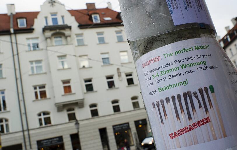 Ein Papierzettel mit Wohnungsgesuchen in München: Die Mieten hier gehören bundesweit zu den höchsten.