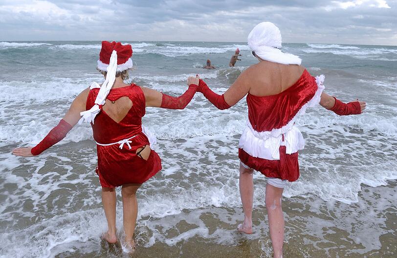 In Le Cap d'Agde (Südfrankreich) verabschiedeten ein paar abgehärtete Schwimmer das alte Jahr am 31. Dezember mit einem Sprung in die kalten Fluten. Wer nicht gerade als Weihnachtsmann verkleidet war...