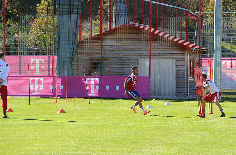 Powern für die nächsten Aufgaben: Pep Guardiola fordert seine Jungs im Training.