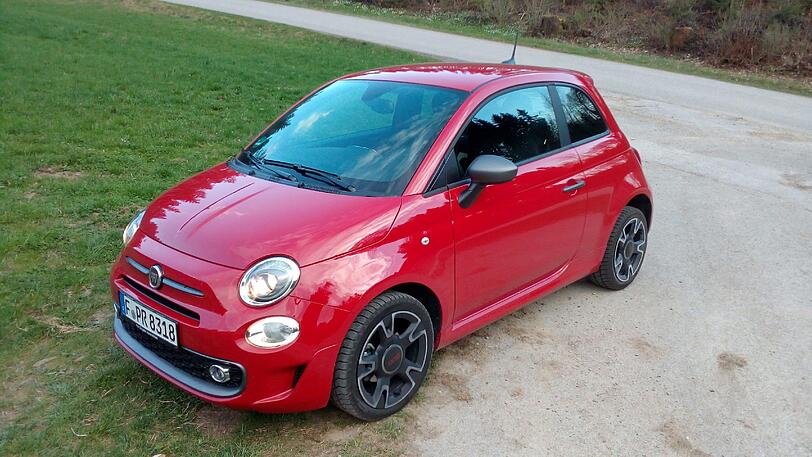 Rund und gekonnt auf Nostalgie getrimmt: Der Fiat 500 ist eins der wenigen wirklich gelungenen Retro-Autos.