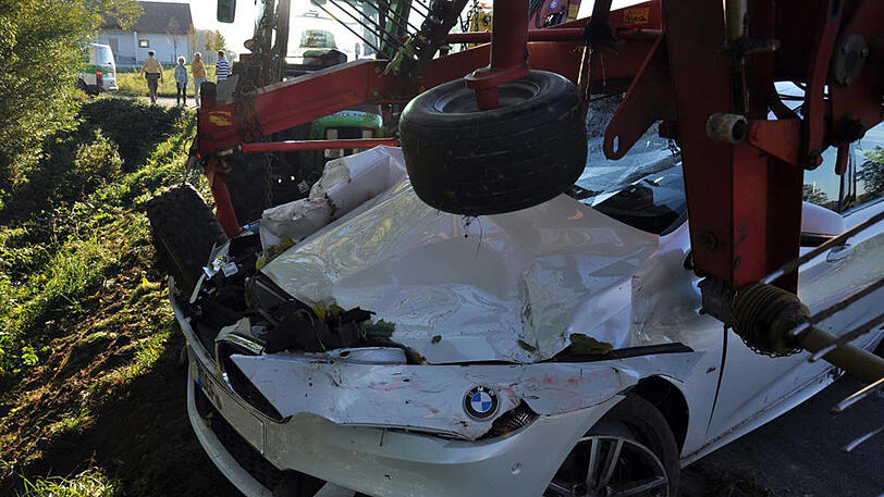 Weder der Traktor- noch der Pkw-Fahrer wurden beim Unfall verletzt. Angesichts dieser Bilder eigentlich nur schwer vorzustellen.