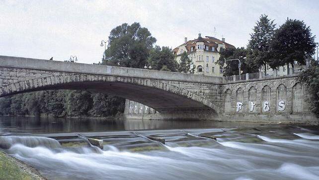 Steht auch unter Verdacht: die Wittelsbacher Brücke. Steht auch unter Verdacht: die Wittelsbacher Brücke.