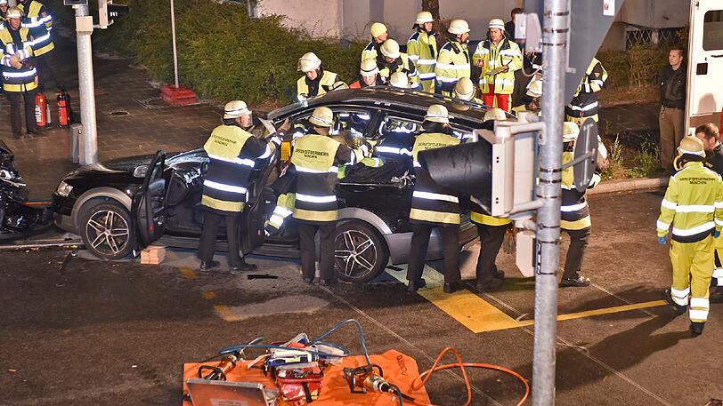 Heftiger Crash im Kreuzungsbereich Garmischer Straße/Ehrwalder Straße. An den beiden Autos entstand Totalschaden.