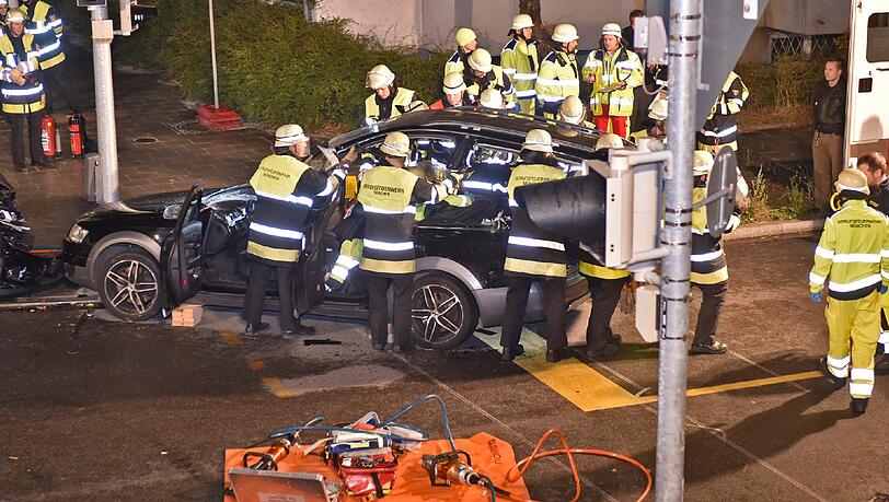 Heftiger Crash im Kreuzungsbereich Garmischer Straße/Ehrwalder Straße. An den beiden Autos entstand Totalschaden. Heftiger Crash im Kreuzungsbereich Garmischer Straße/Ehrwalder Straße. An den beiden Autos entstand Totalschaden.